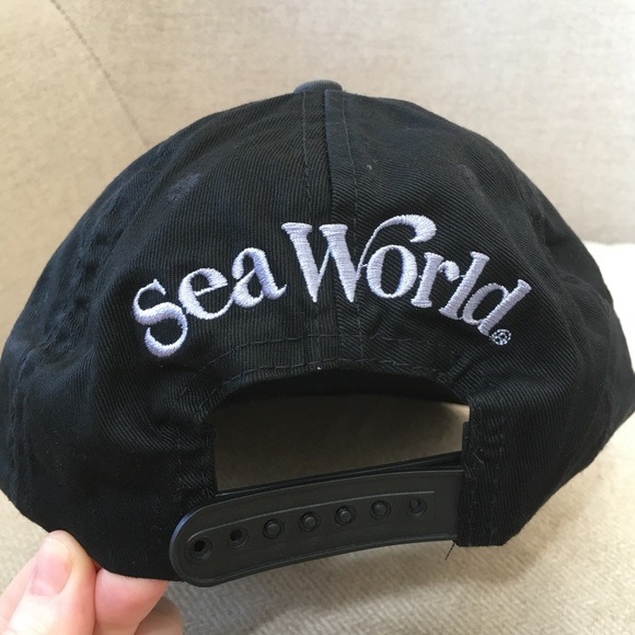 SOLD - Vintage 90’s Seaworld Polar Bear Hat - Picture 4 of 11